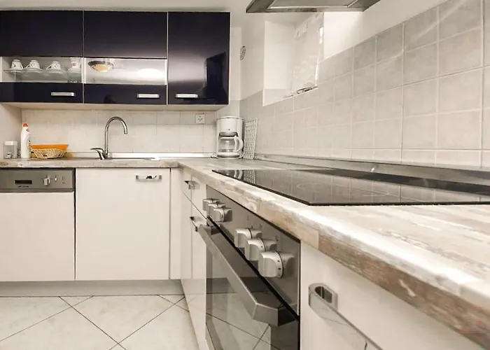 3 Bedroom Cozy In Apartamento Maslenica